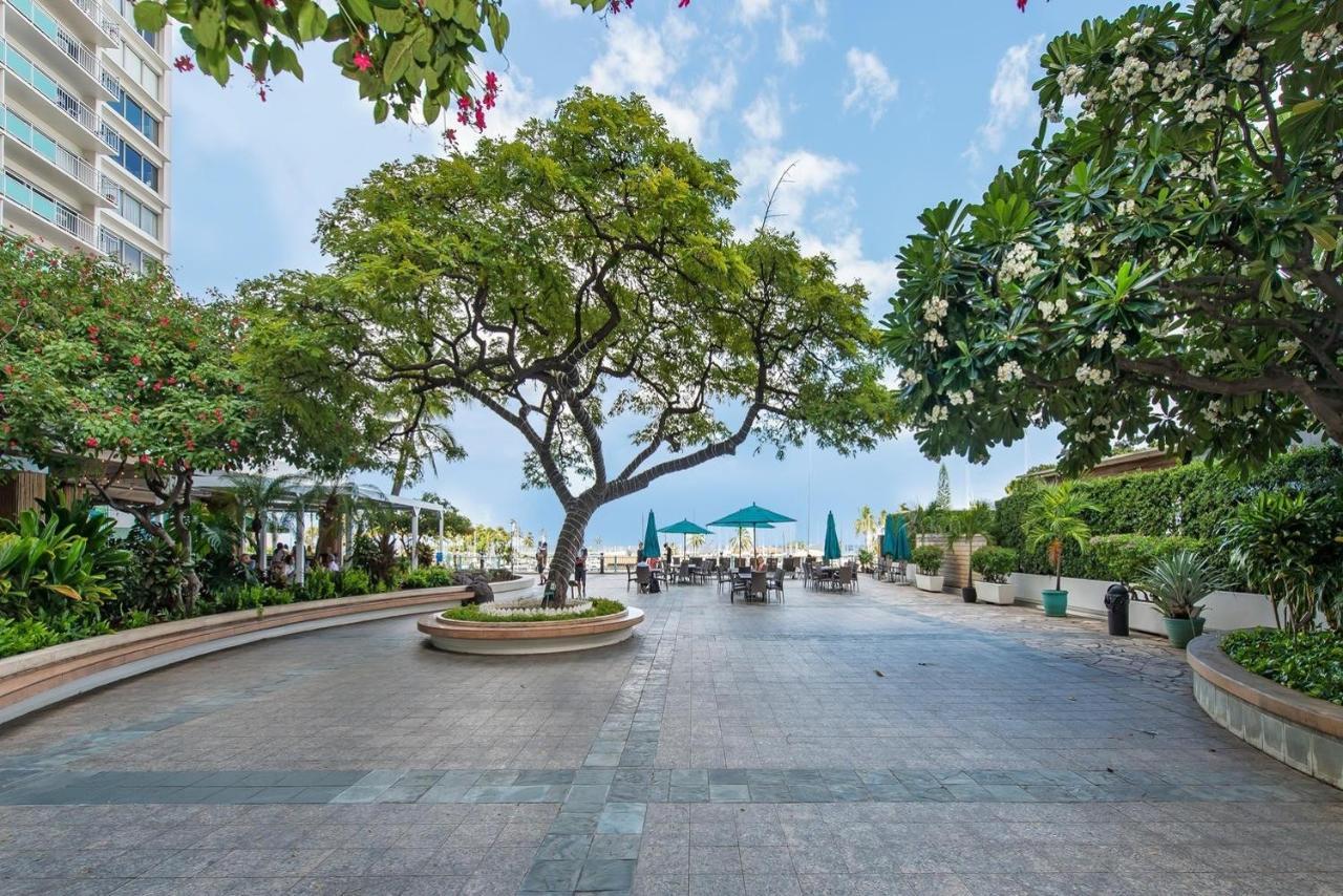 Ilikai Tower One Bedroom Harbor View Apartment *