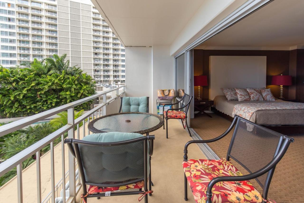 Ilikai Tower One Bedroom Harbor View Apartment *