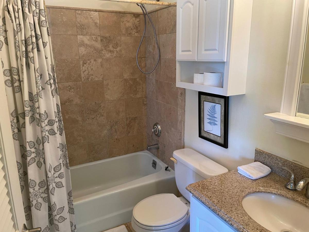 With Sweeping Views, Pool & Yard Holiday home Honolulu