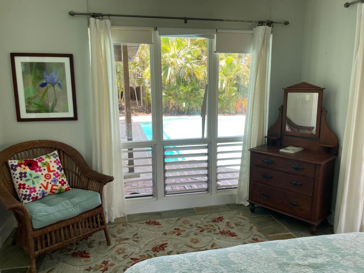 With Sweeping Views, Pool & Yard * Honolulu