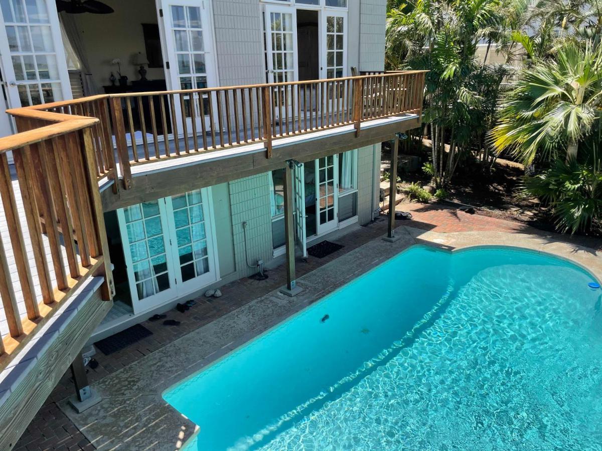 With Sweeping Views, Pool & Yard Honolulu