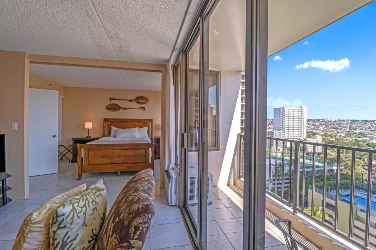 Pool View At The Waikiki Banyan Apartment