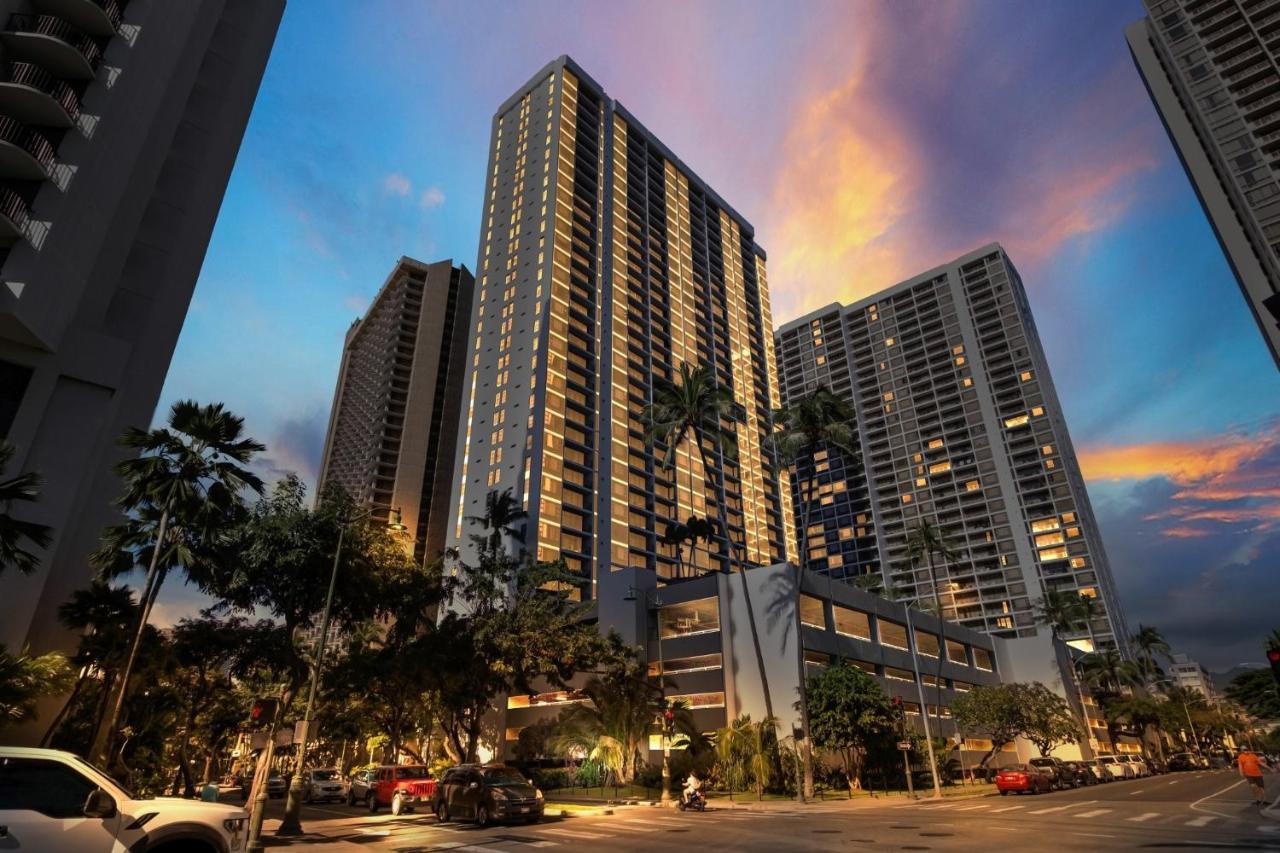 Apartment Pool View At The Waikiki Banyan *