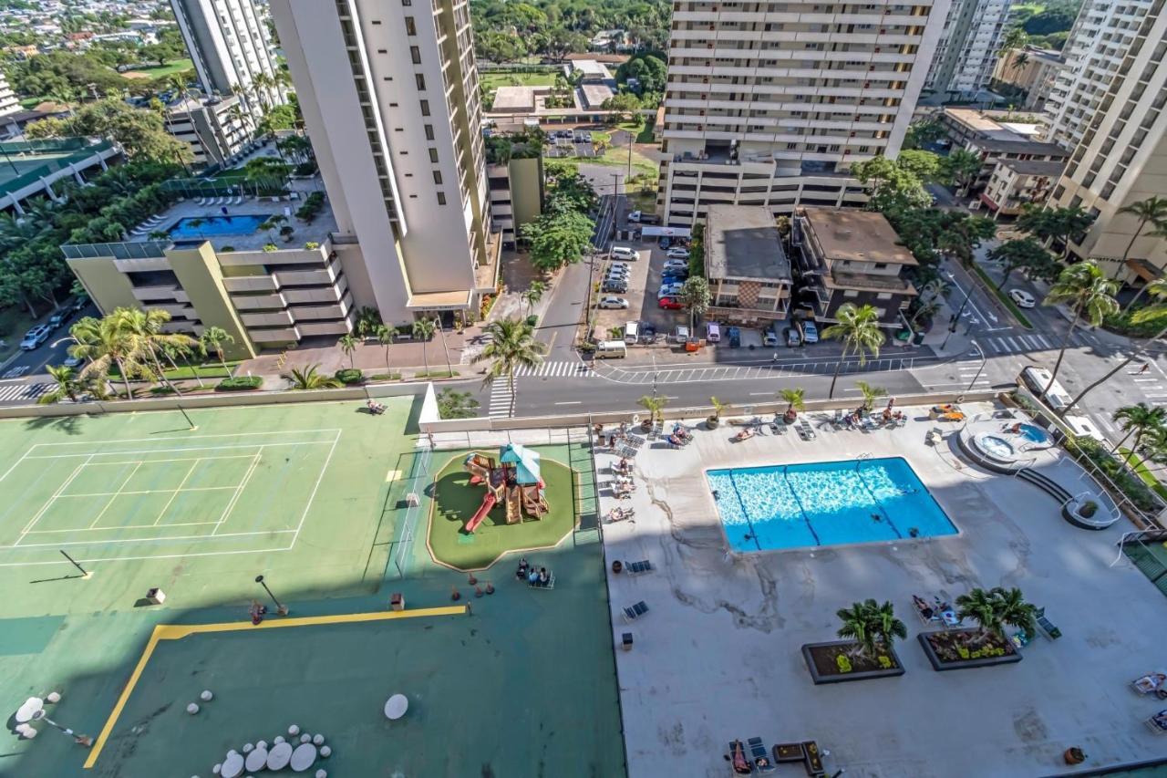 Pool View At The Waikiki Banyan * Honolulu