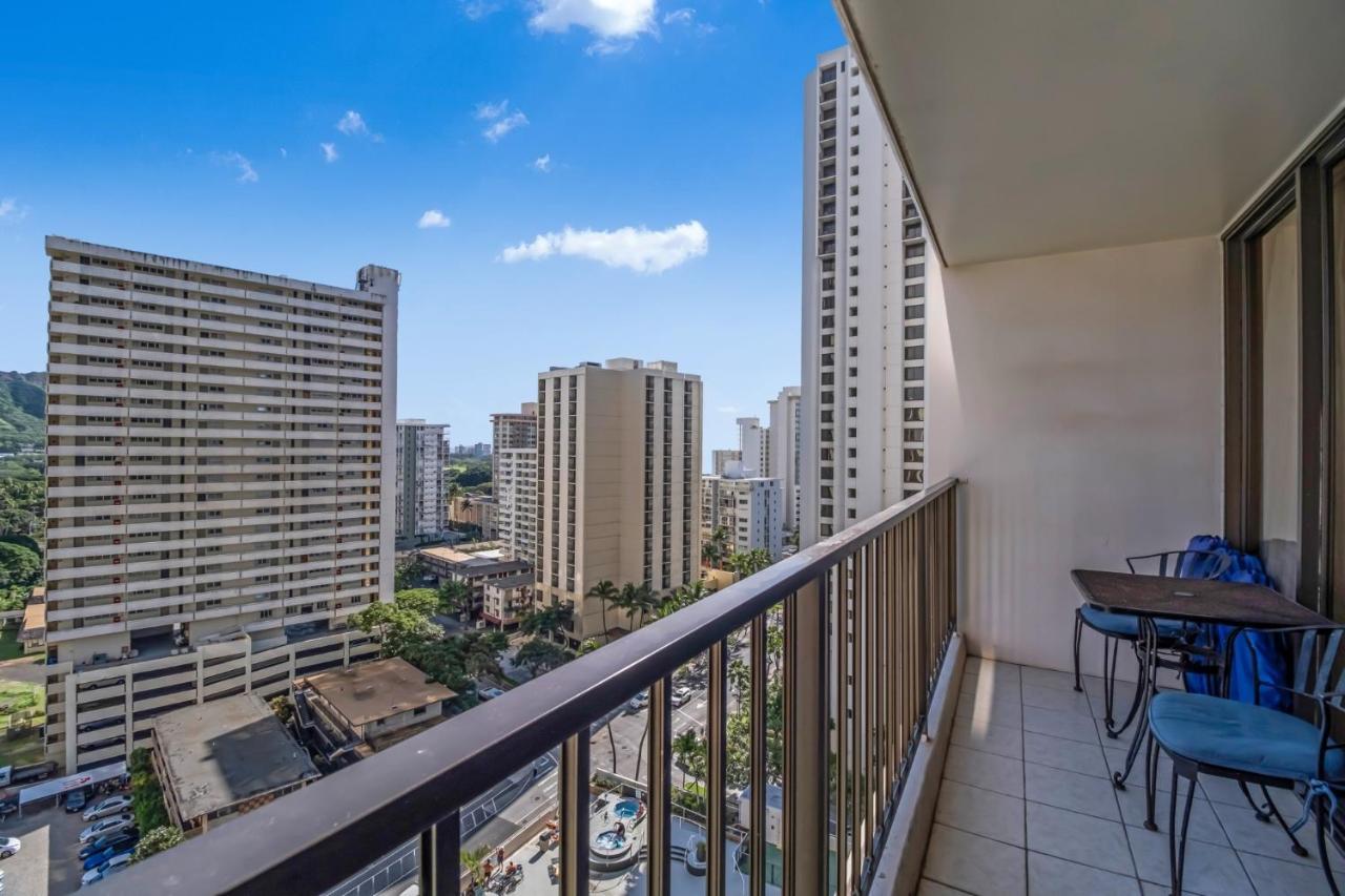 Apartment Pool View At The Waikiki Banyan *