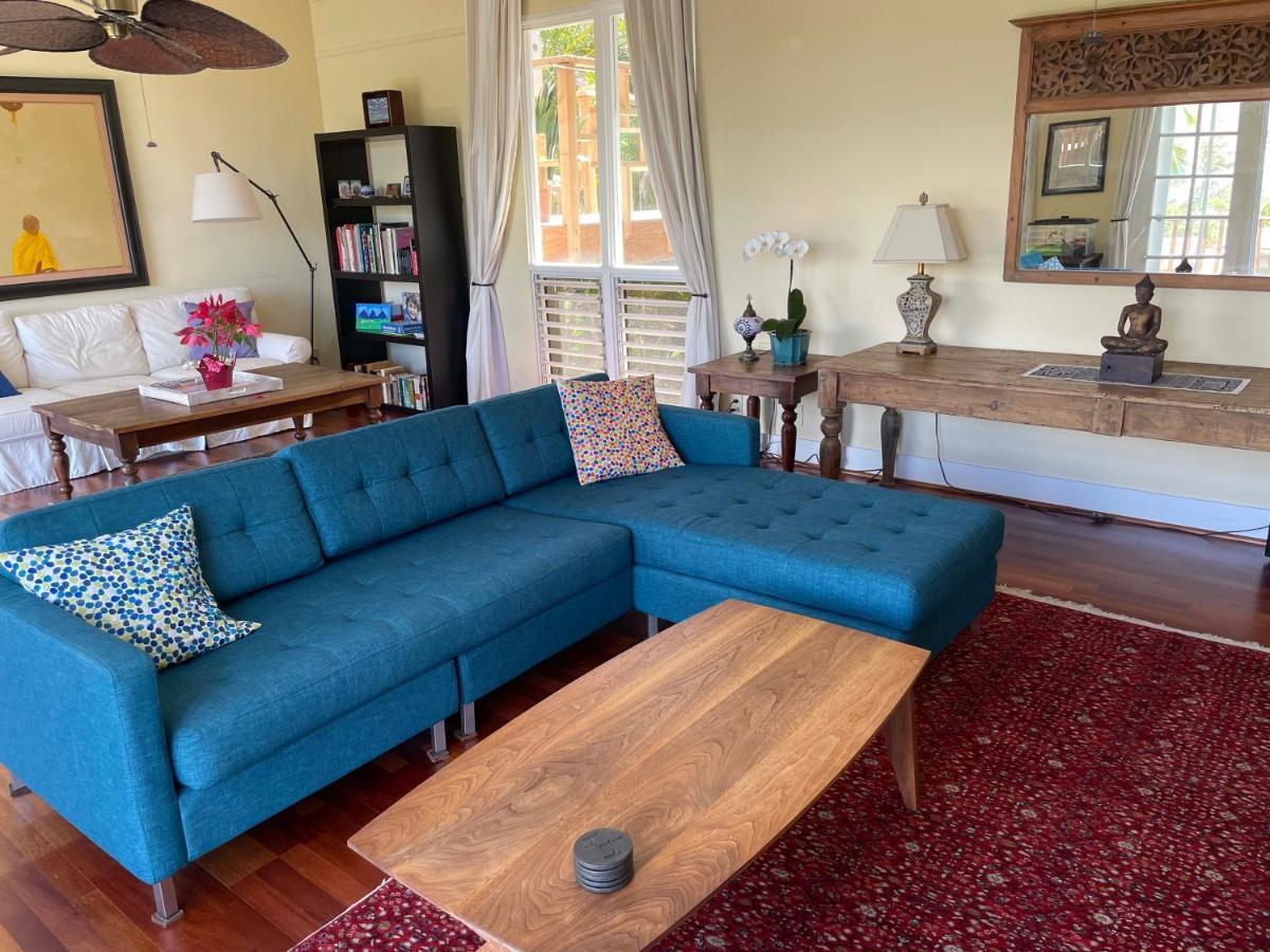 With Sweeping Views, Pool & Yard Holiday home Honolulu