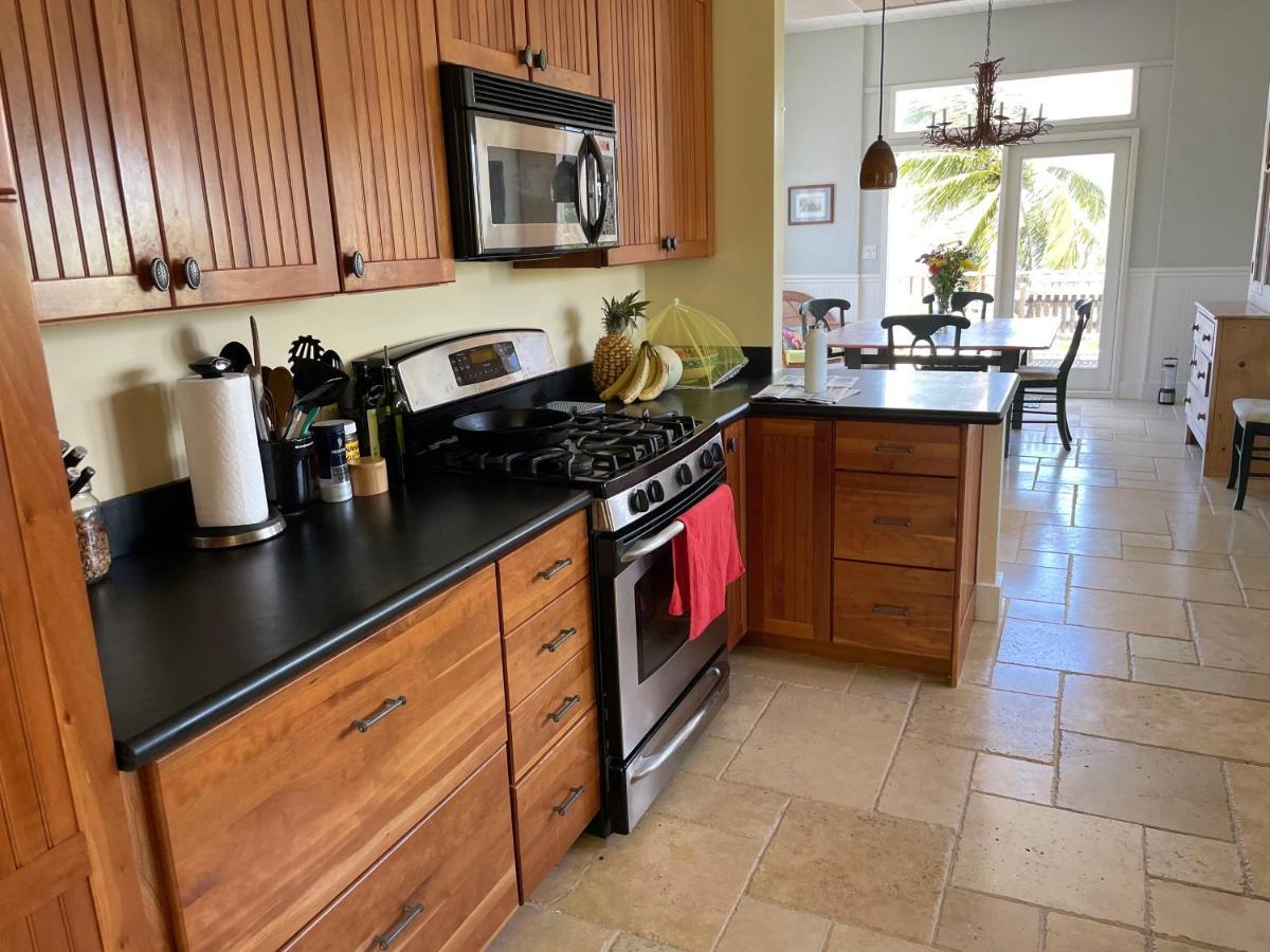 With Sweeping Views, Pool & Yard * Honolulu