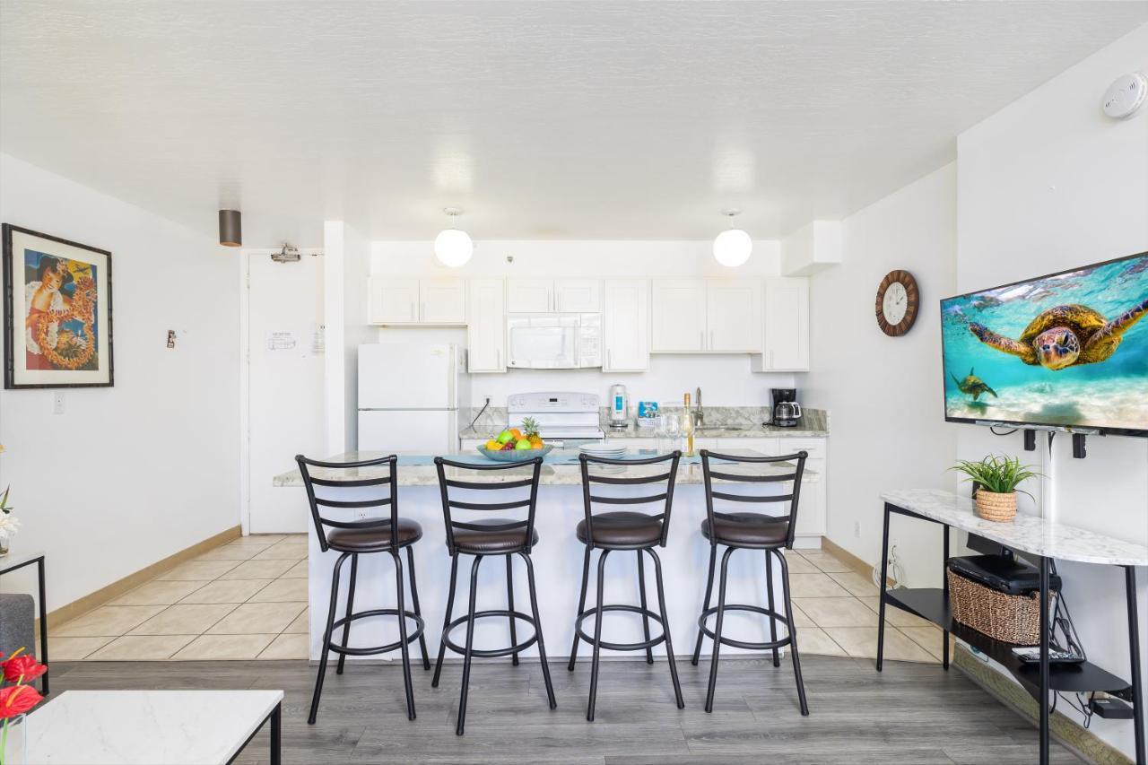 Waikiki Escapade Mountain Views Condo, Steps To With Parking Perk Apartment