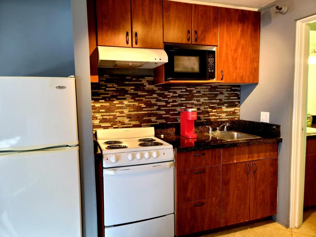 Spacious W/ Parking, Beach/mall/park Apartment