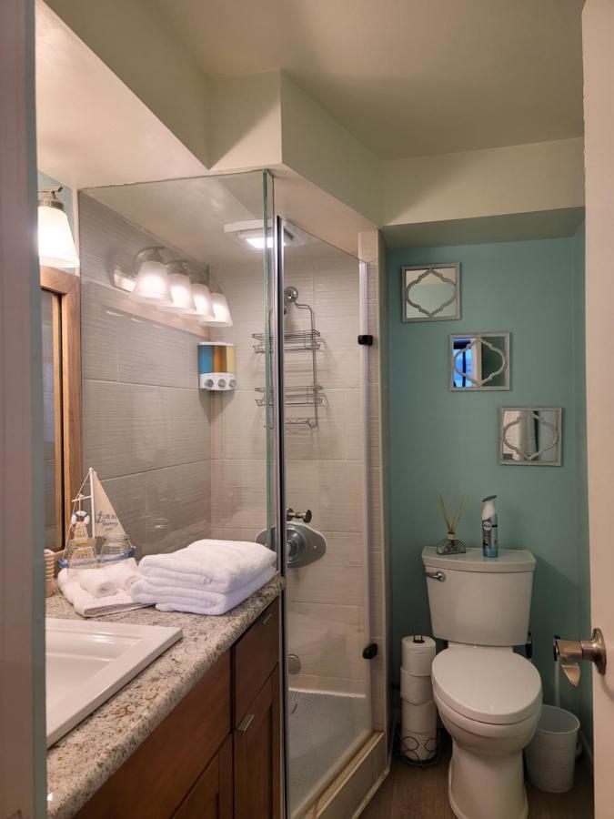 Spacious W/ Parking, Beach/mall/park Apartment *