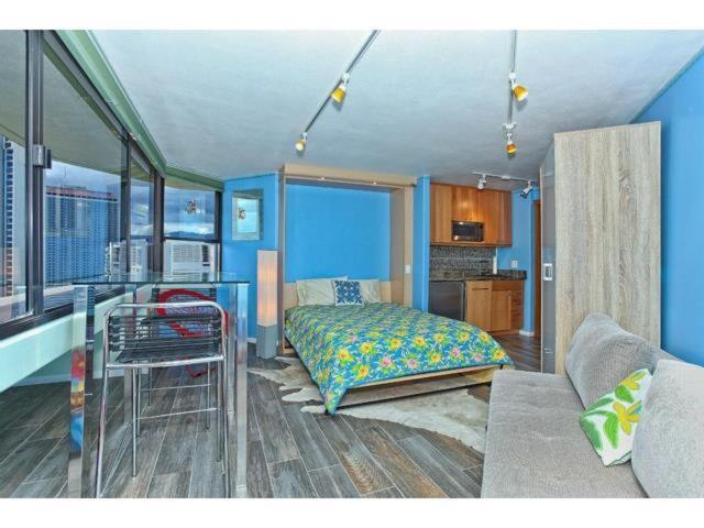 Spacious W/ Parking, Beach/mall/park Apartment