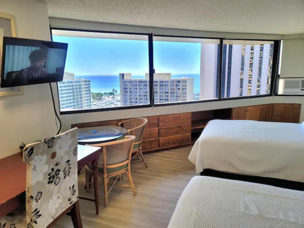 Spacious W/ Parking, Beach/mall/park Apartment