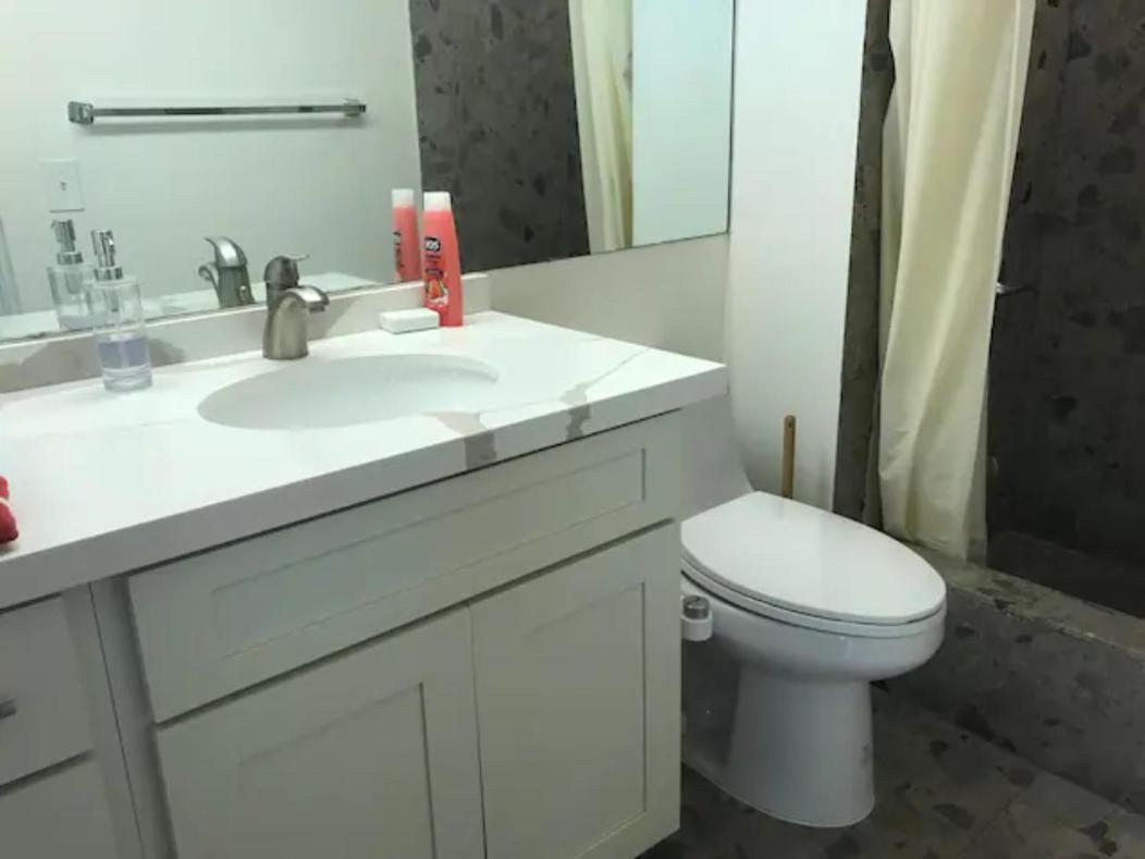 Spacious W/ Parking, Beach/mall/park Honolulu