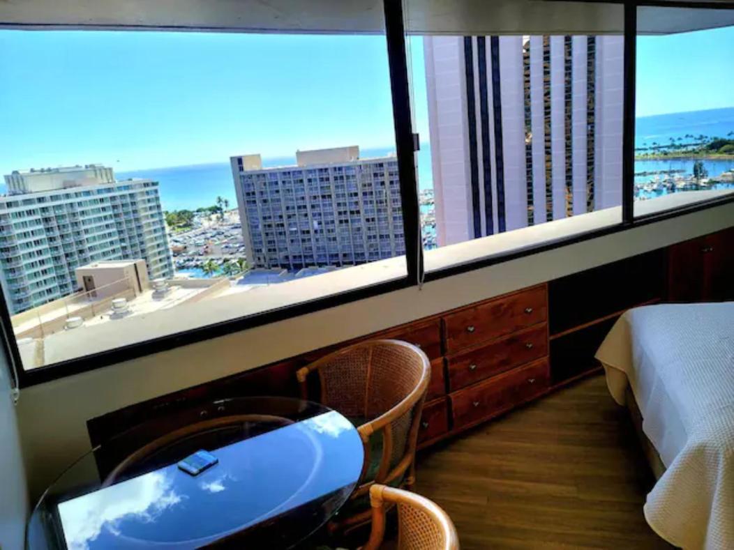 Apartment Spacious W/ Parking, Beach/mall/park *