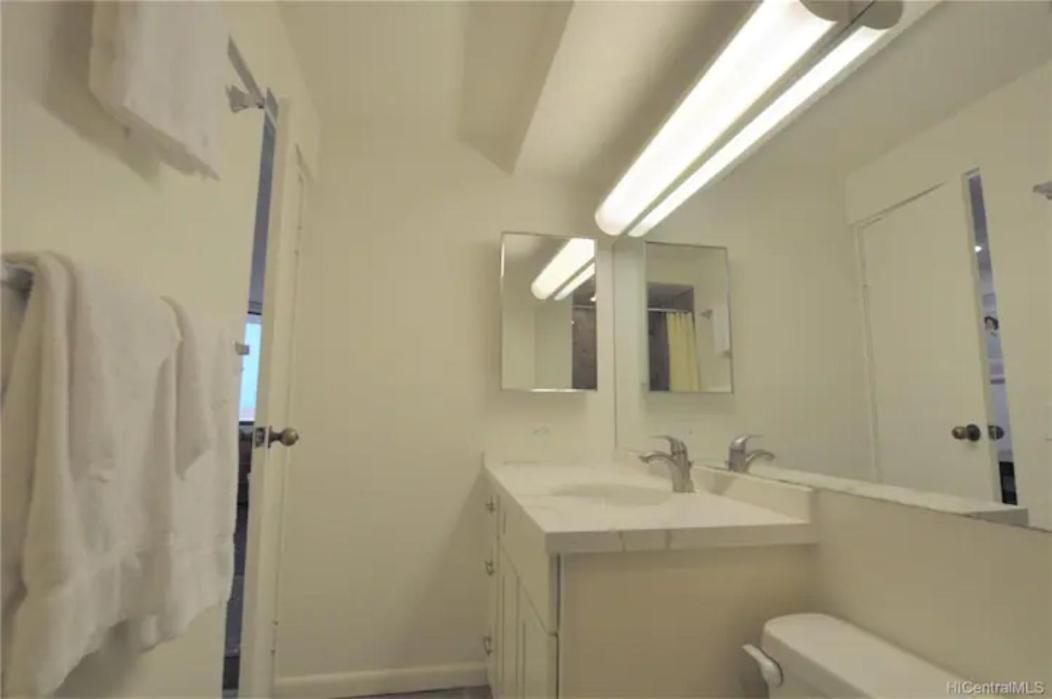 Apartment Spacious W/ Parking, Beach/mall/park *