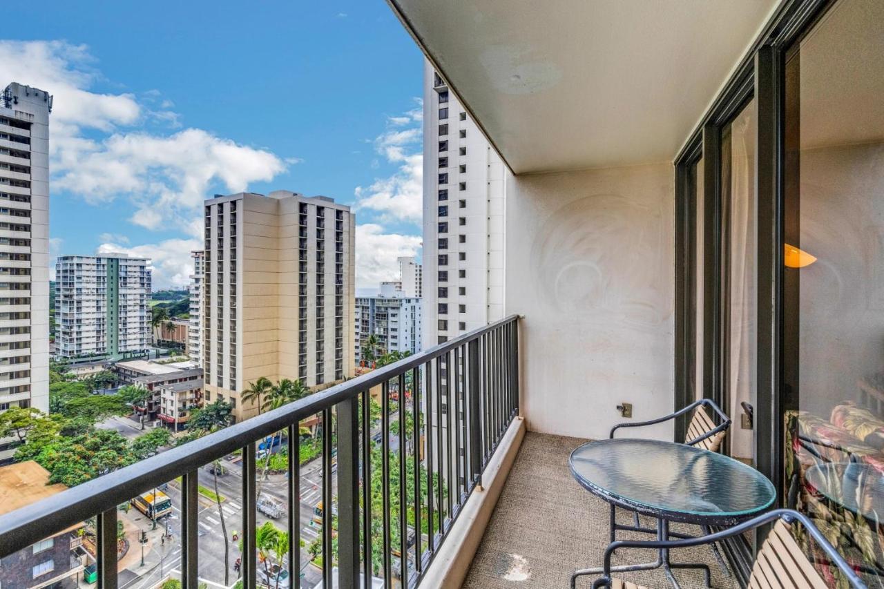 Apartment Pool View At The Waikiki Banyan Honolulu