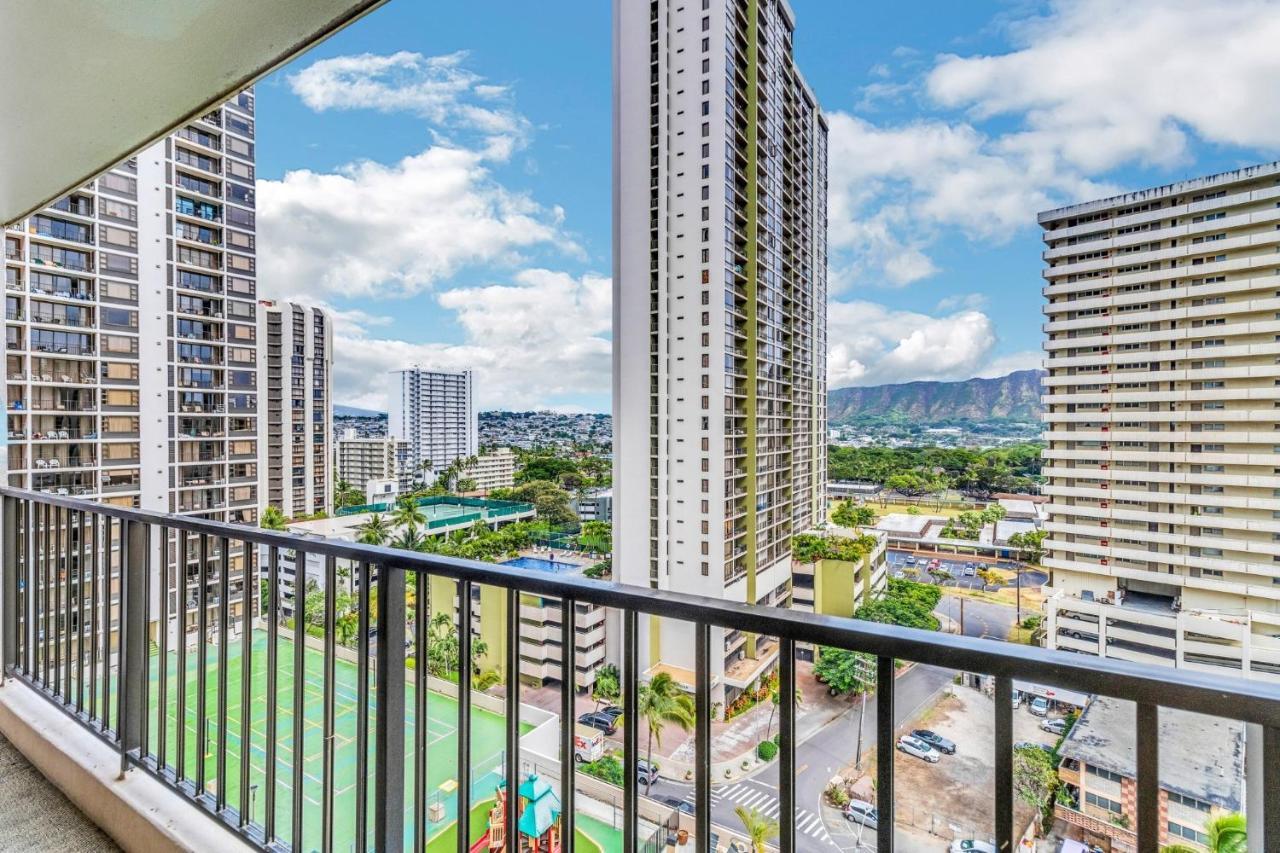Pool View At The Waikiki Banyan Apartment Honolulu