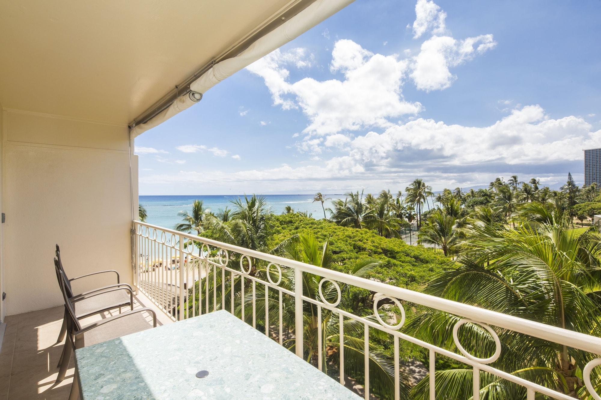 Castle Waikiki Shore 3*