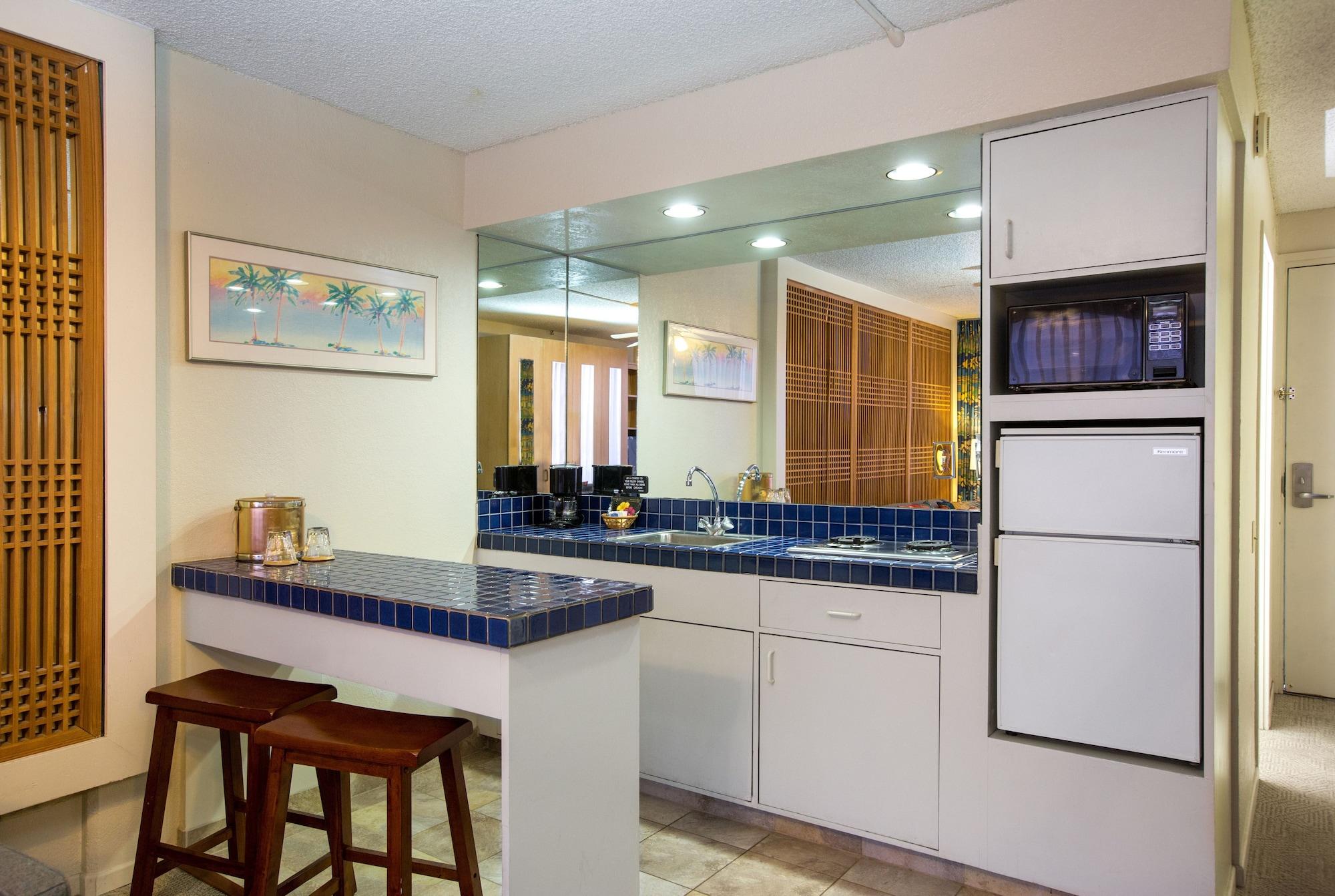 Kuhio Banyan Hotel 2*