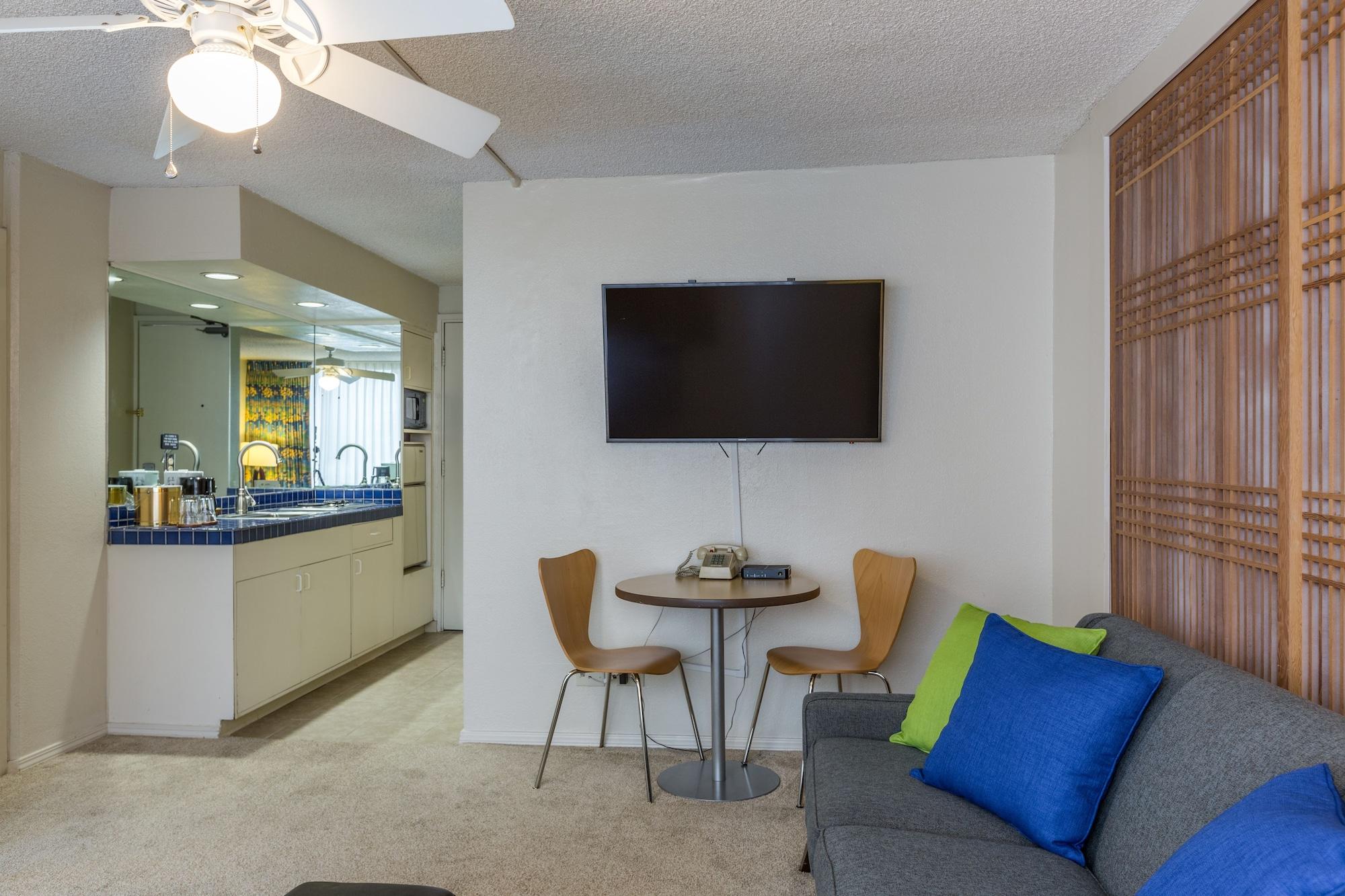 Kuhio Banyan Hotel 2*