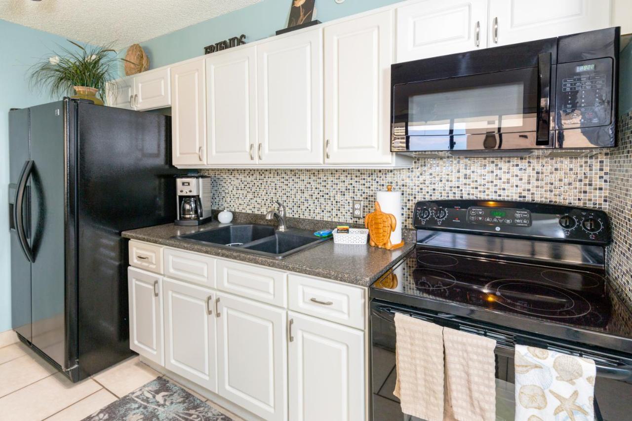 Apartment Lover's Haven, Cozy With Ocean Views And Free Parking