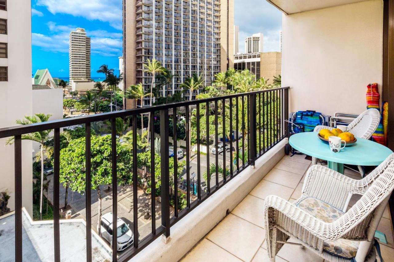 Apartment Lover's Haven, Cozy With Ocean Views And Free Parking