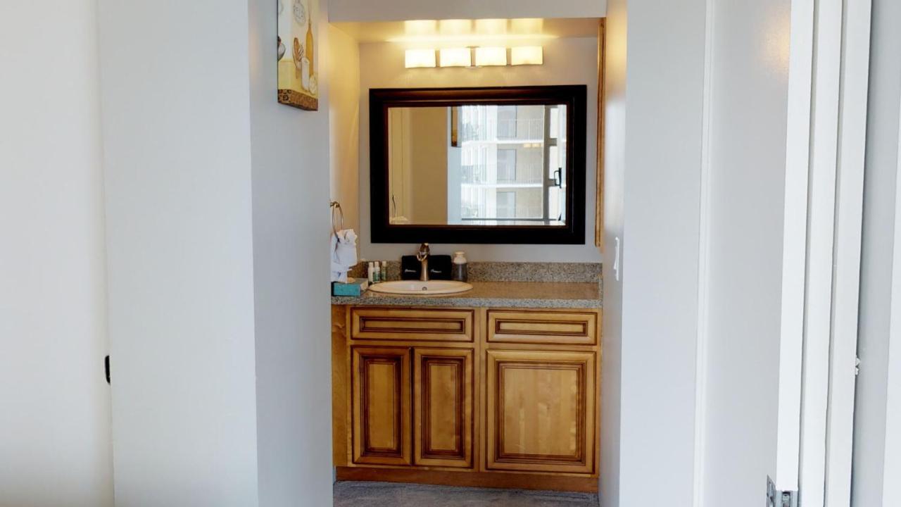 Deluxe Studio Near Waikiki Beach - Free Parking & Outdoor Pool
