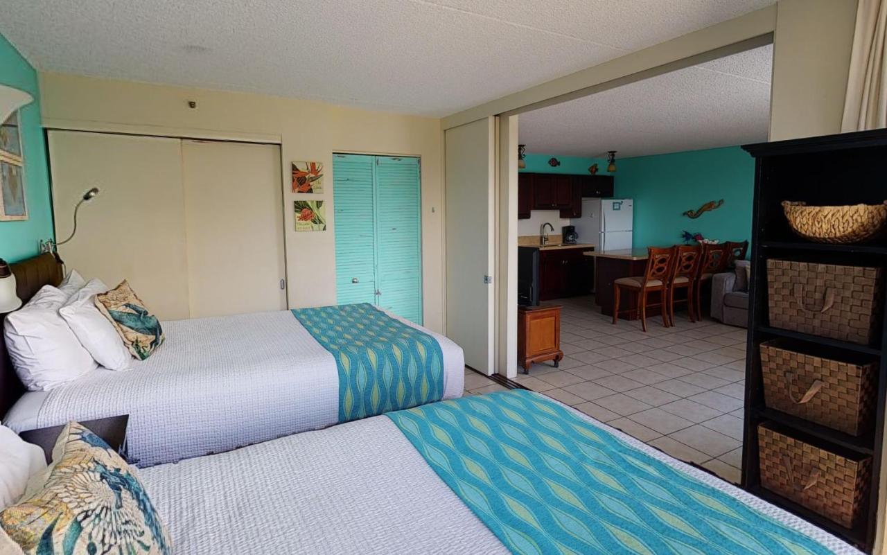 Deluxe Studio Near Waikiki Beach - Free Parking & Outdoor Pool Apartment Honolulu