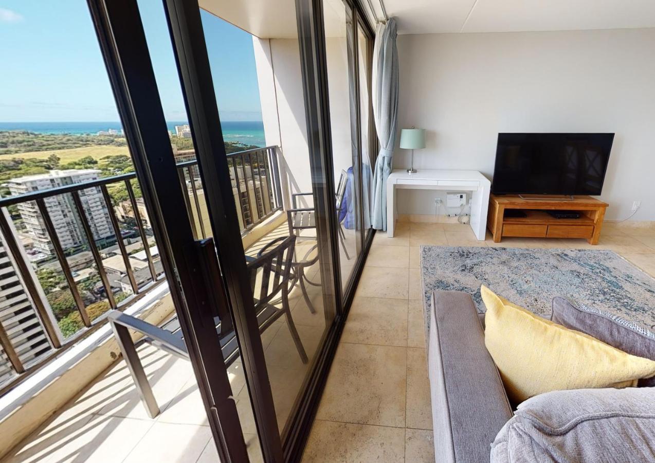 Deluxe Studio Near Waikiki Beach - Free Parking & Outdoor Pool * Honolulu