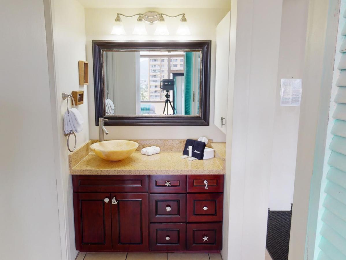 Apartment Deluxe Studio Near Waikiki Beach - Free Parking & Outdoor Pool *