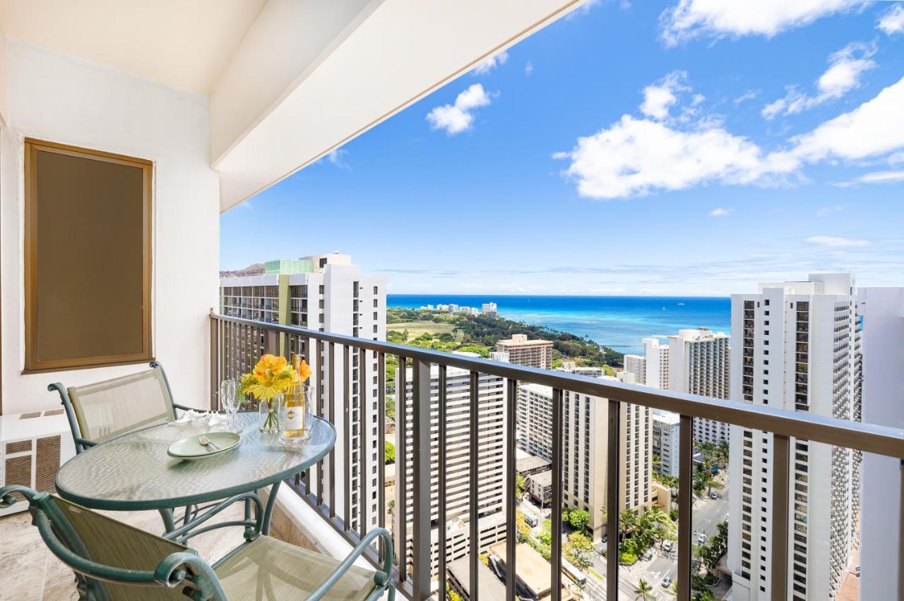 Upscale Penthouse With Ocean Views - Free Parking Apartment Honolulu