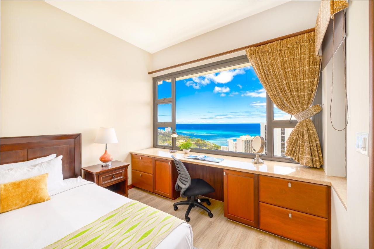 Upscale Penthouse With Ocean Views - Free Parking Apartment