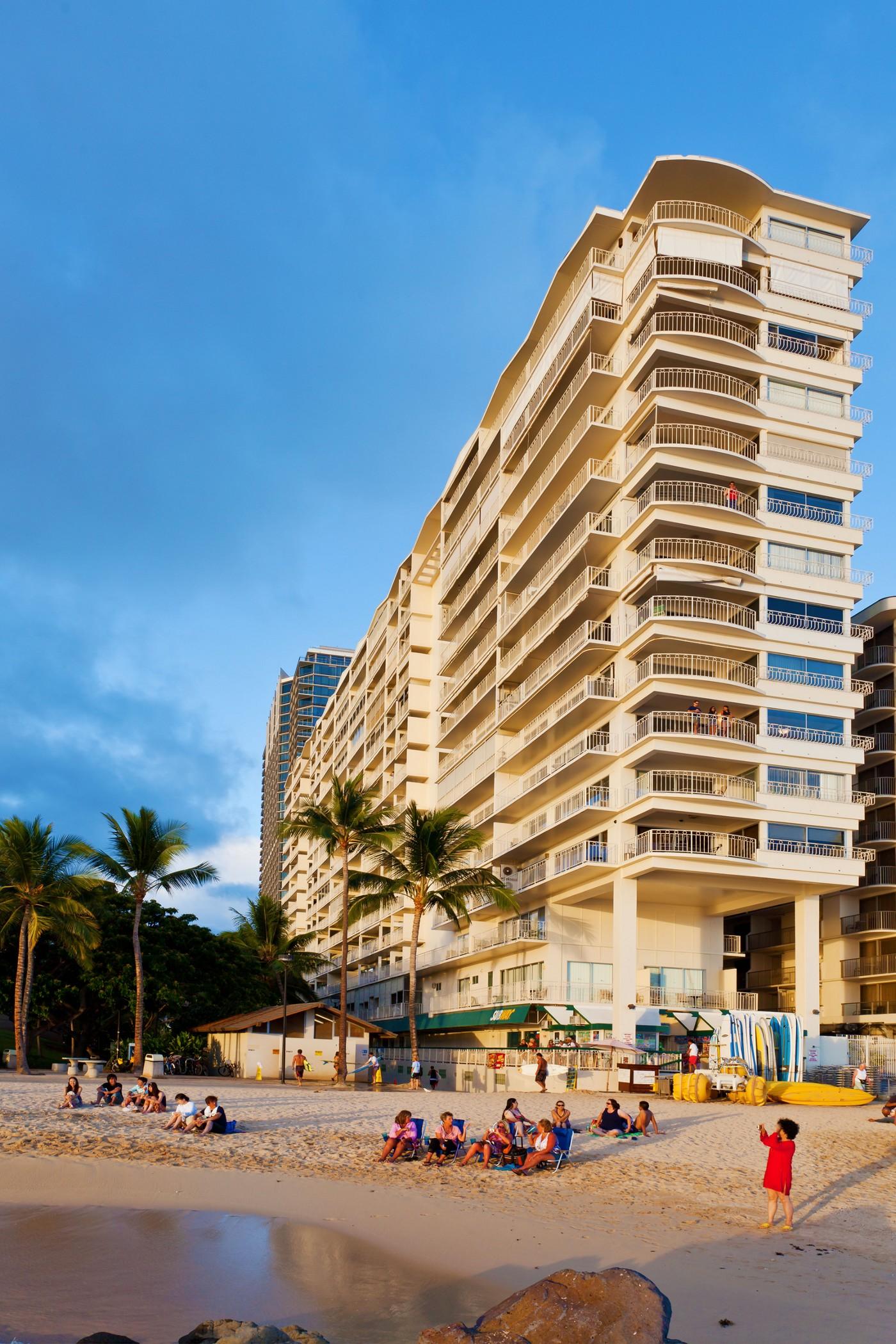 Castle Waikiki Shore 3*