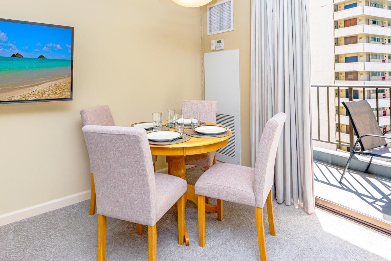 Waikiki Sunset & Mountain View With Parking Apartment Honolulu