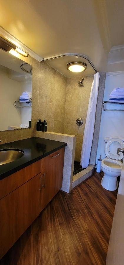 Spacious W/ Parking, Beach/mall/park Apartment Honolulu