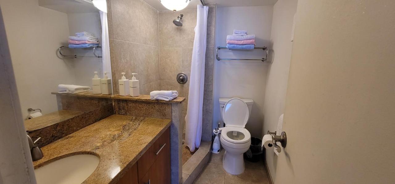 Spacious W/ Parking, Beach/mall/park Apartment