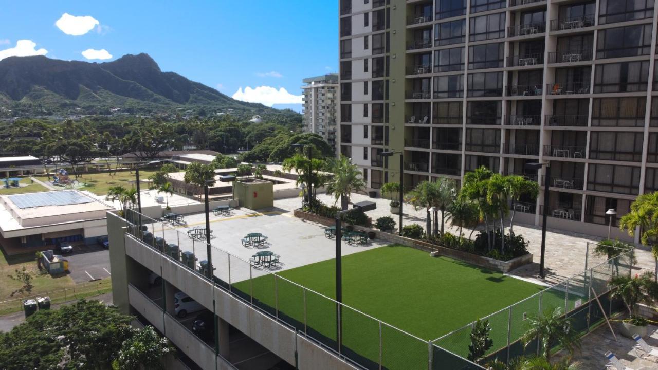 Newly Renovated 2 Bedroom Condo, 1 Block To Waikiki Beach, Free Parking Honolulu