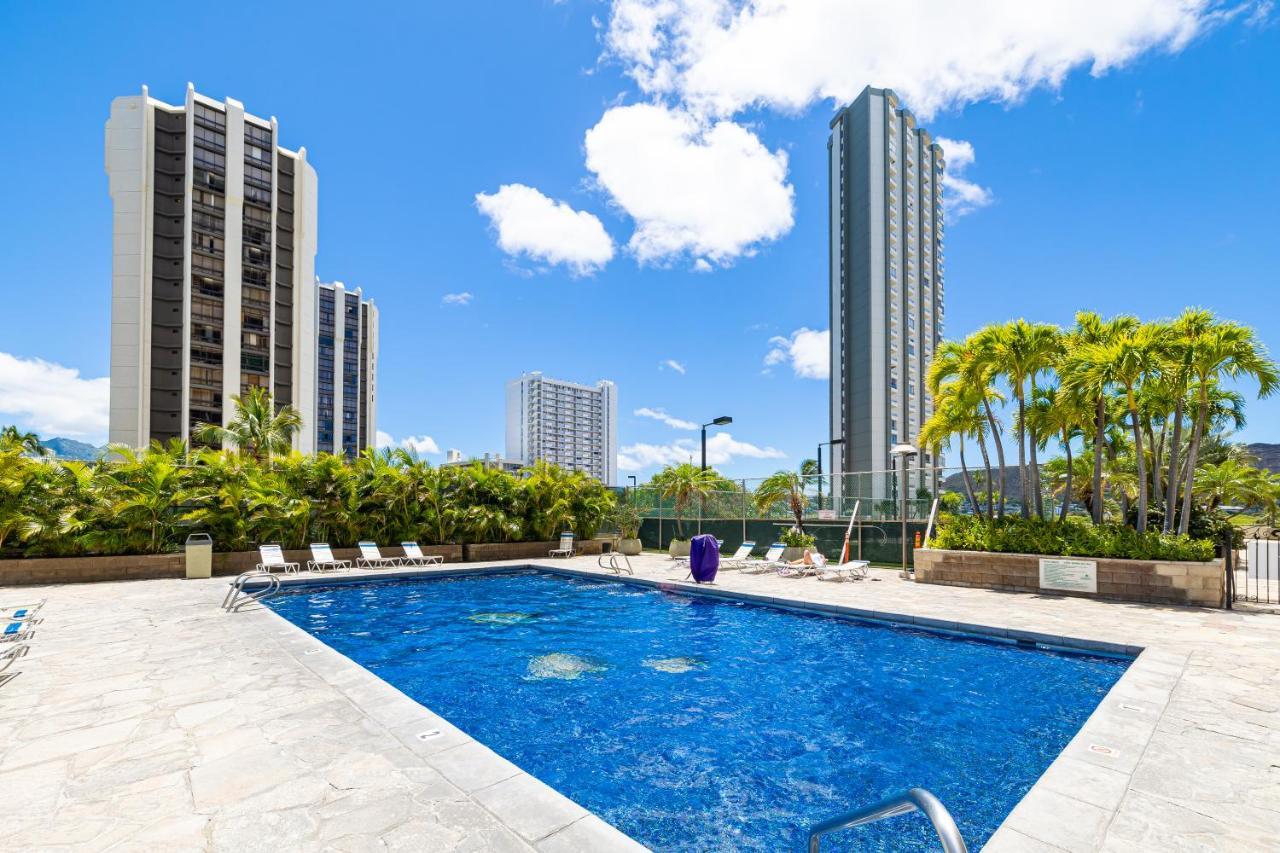 Newly Renovated 2 Bedroom Condo, 1 Block To Waikiki Beach, Free Parking Apartment *
