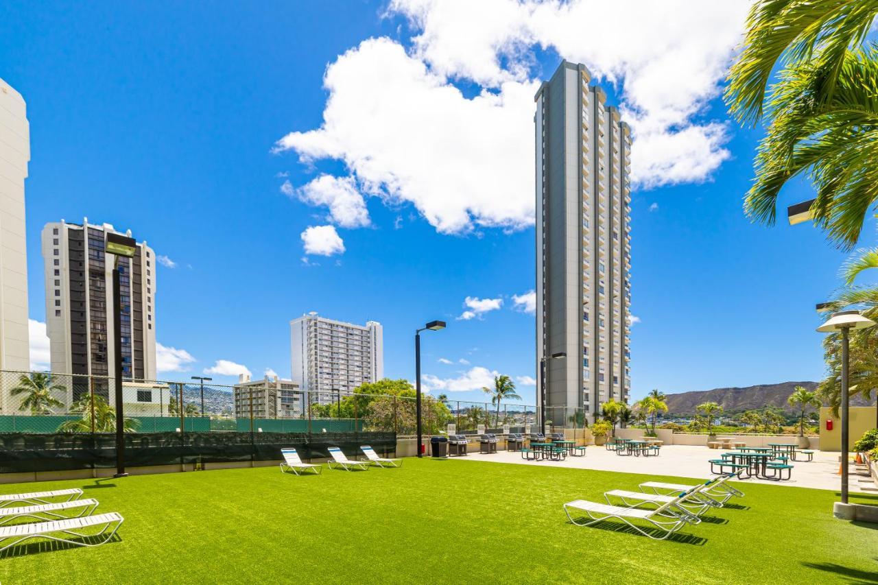 Apartment Newly Renovated 2 Bedroom Condo, 1 Block To Waikiki Beach, Free Parking *