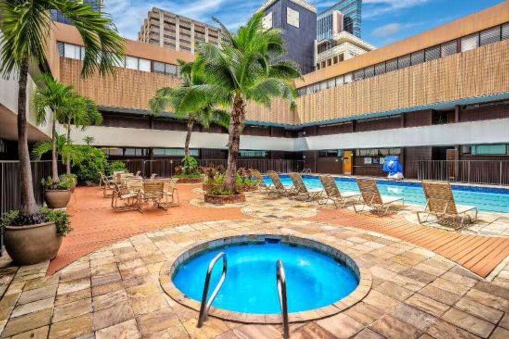 2br Downtown High Ceiling Free Parking And Wifi Apartment Honolulu