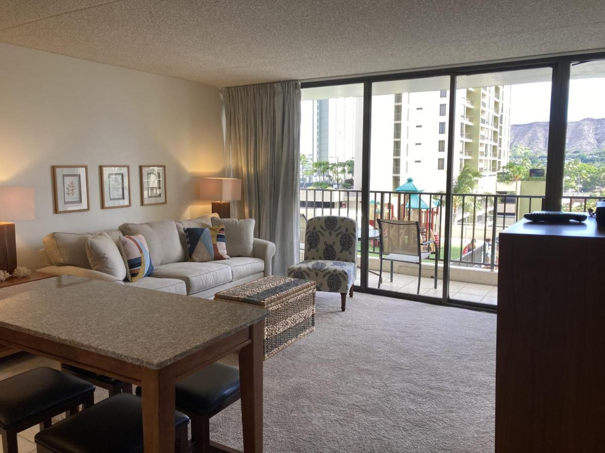 Pool View At The Waikiki Banyan Apartment *