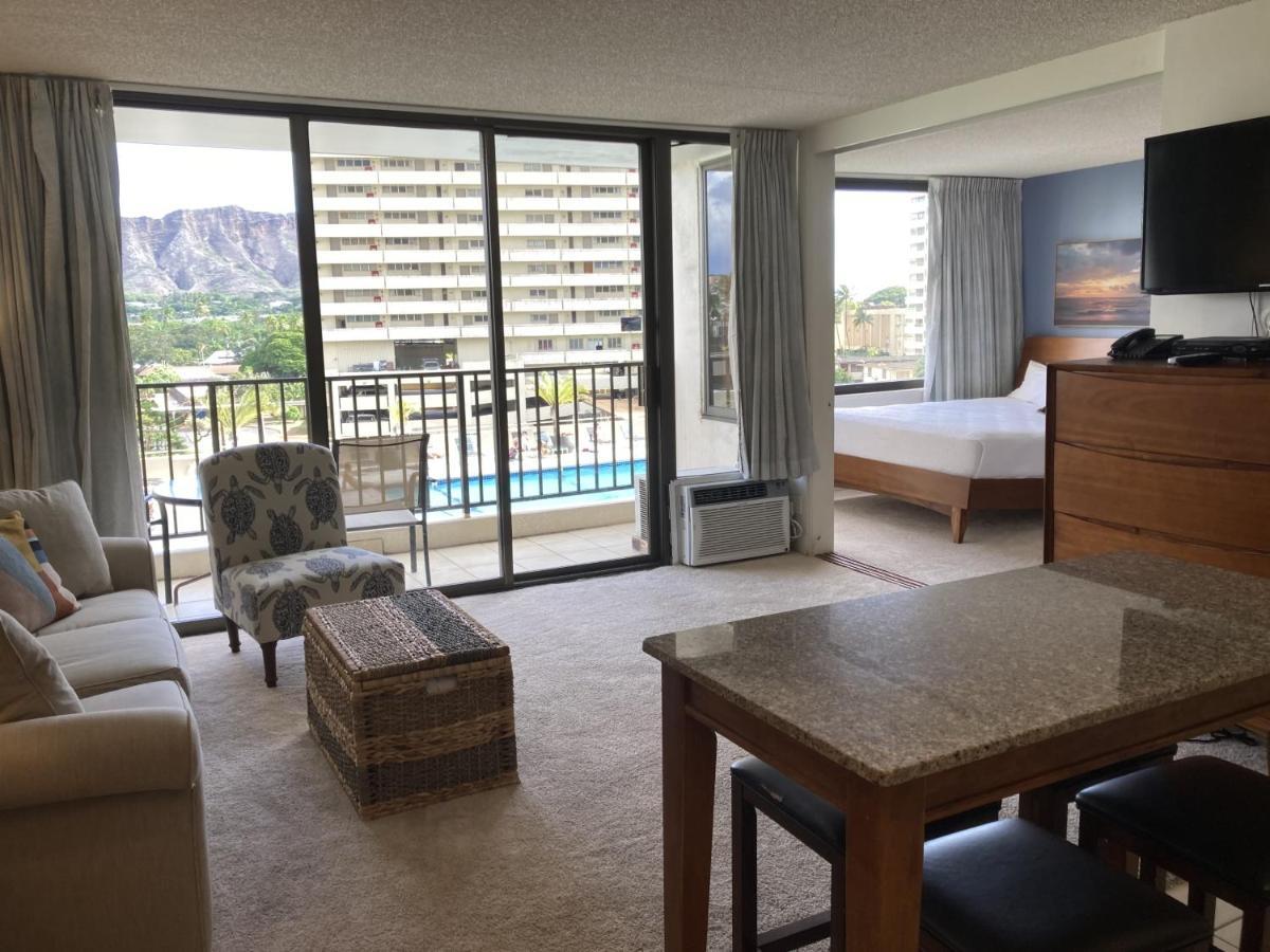 Pool View At The Waikiki Banyan Apartment *