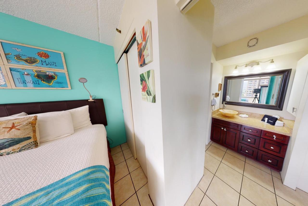 Deluxe Studio Near Waikiki Beach - Free Parking & Outdoor Pool Honolulu