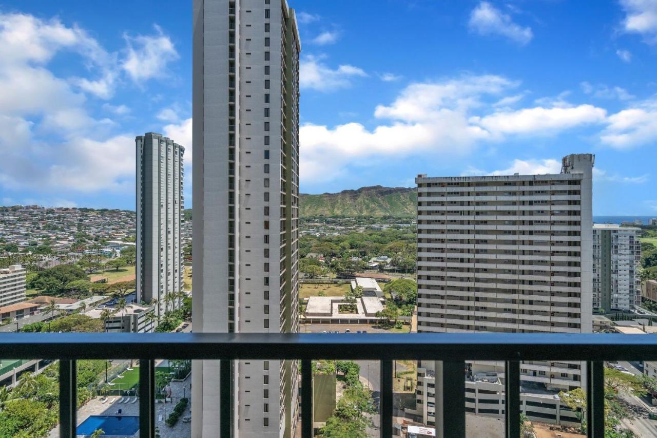 23rd Floor Waikiki Banyan - Only One Block From Beach!