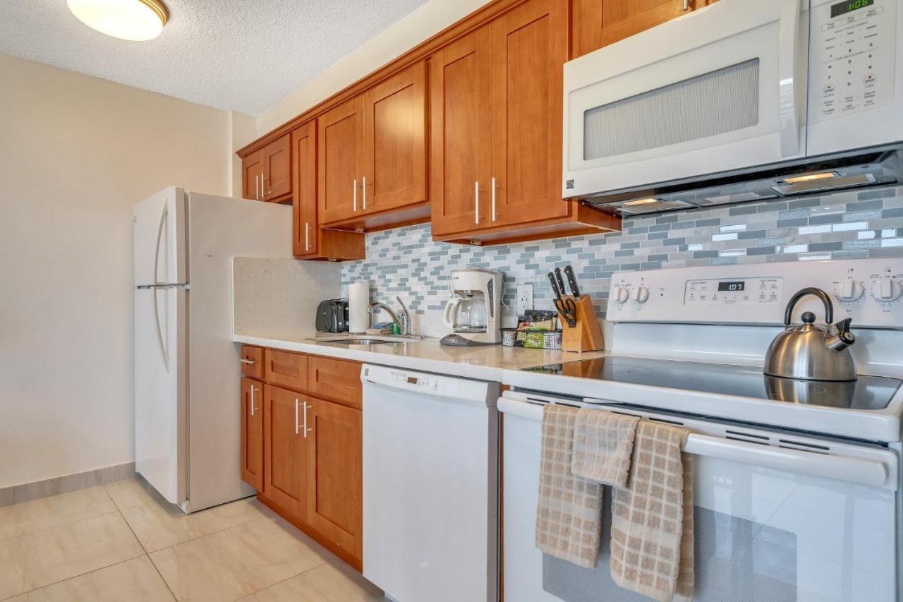 23rd Floor Waikiki Banyan - Only One Block From Beach!