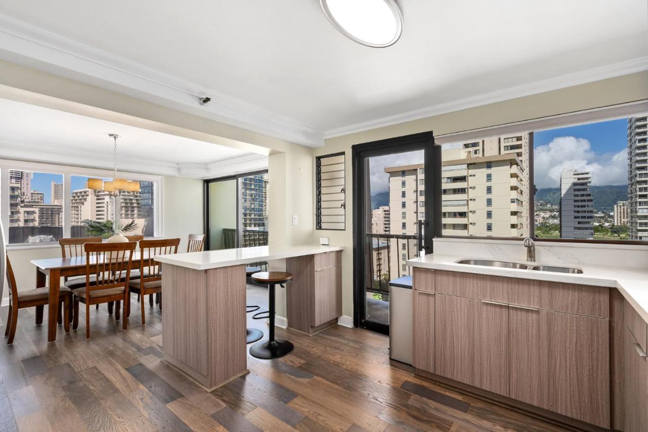 Expansive Lanai W/ Panoramic Views - Walk To Waikiki Beach