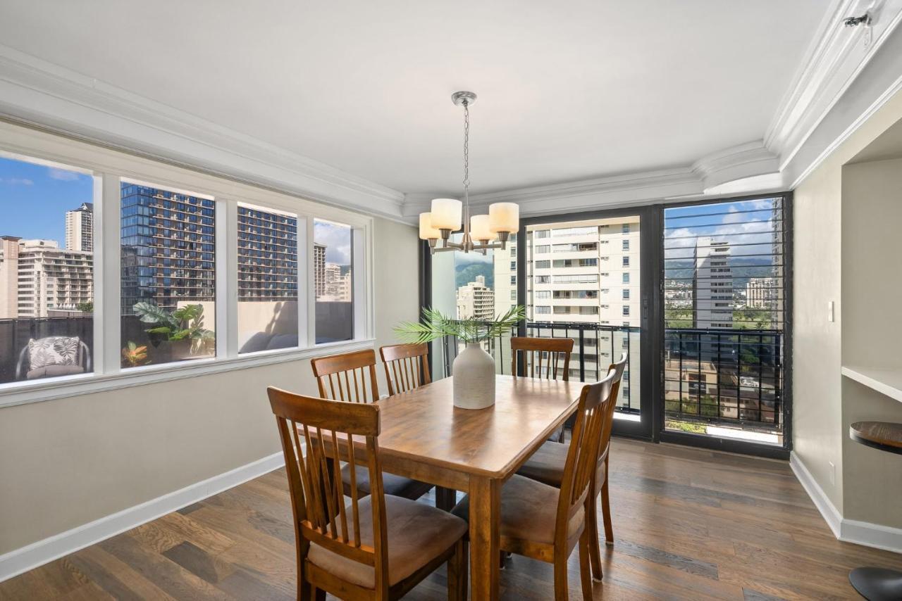 Expansive Lanai W/ Panoramic Views - Walk To Waikiki Beach *