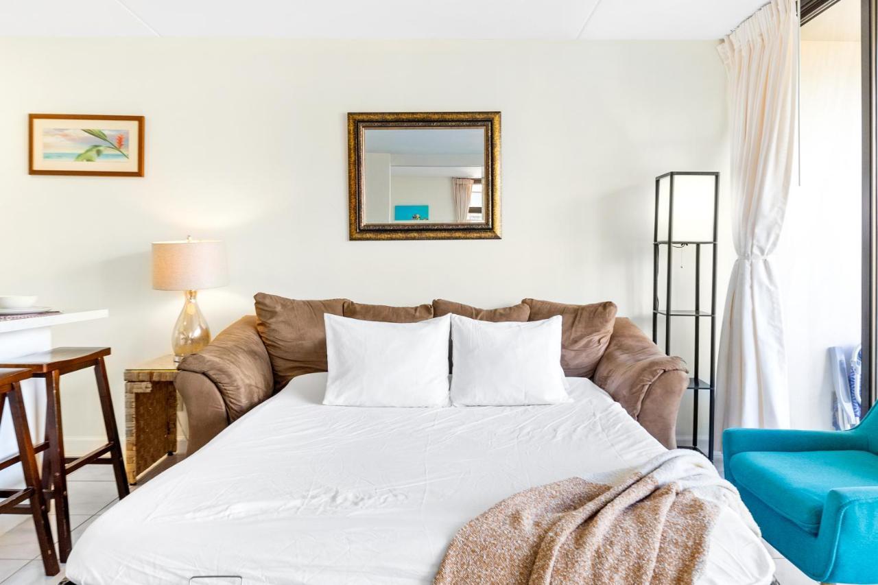 Waikiki Banyan Oasis With Partial Ocean View, 1-block To Beach, Free Parking Apartment Honolulu
