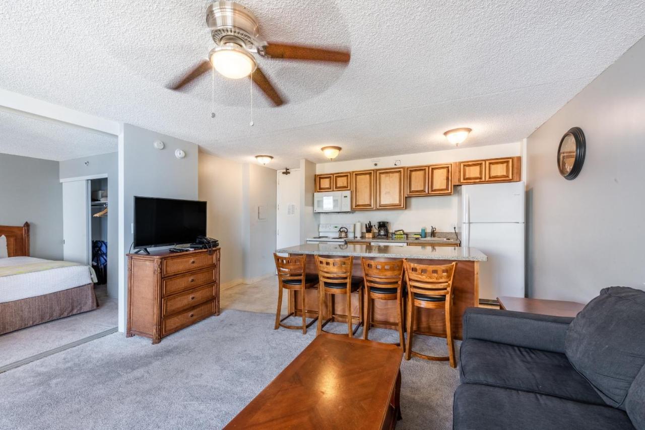 Deluxe Studio Near Waikiki Beach - Free Parking & Outdoor Pool Apartment