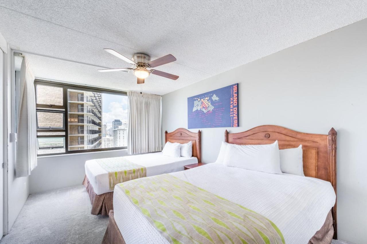 Deluxe Studio Near Waikiki Beach - Free Parking & Outdoor Pool Apartment